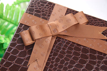 Brown Polyester Hadiah Packing Ribbon Untuk Box Dibesarkan Logo 25cm Lebar Durable