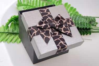 Kotak Coklat Kemasan Pra-Hadiah Kado Pita Memutar Dasi kupu-kupu Dengan Leopard Print